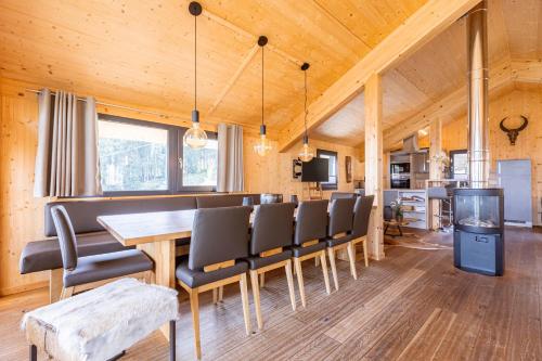 a dining room with a table and chairs at Alpenchalets Reiteralm by ALPS RESORTS in Schladming