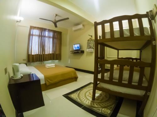 1 dormitorio con 1 cama y 1 litera en Najmi Inn Hotel, 