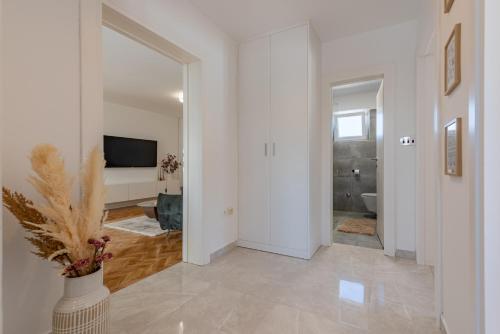 een witte kamer met een hal en een badkamer bij Holiday Home LaMar - with heated pool and whirlpool in Raštević