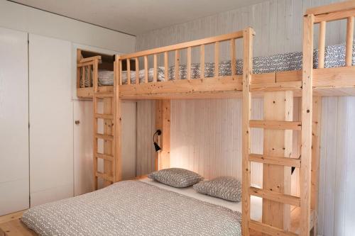 1 Schlafzimmer mit 2 Etagenbetten und 1 Bett in der Unterkunft Residenza la Promenada App 4242 in Orselina