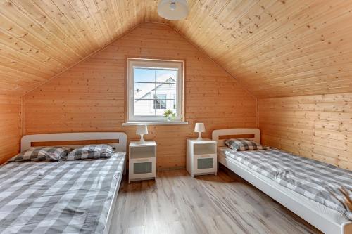 Postel nebo postele na pokoji v ubytování Domki i pokoje Angelo z sauną i jacuzzi- Karwia