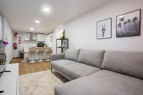 a living room with a couch and a kitchen at OASIS Avenida da República in Vila Nova de Gaia
