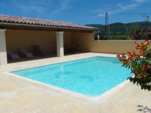 une piscine dans l'arrière-cour d'une maison dans l'établissement gîte les muriers, à Lagorce