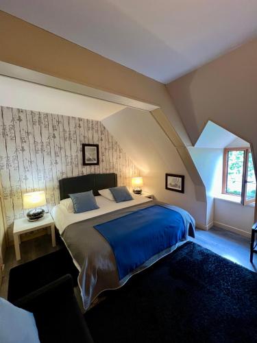 une chambre avec un grand lit dans un grenier dans l'établissement Appart'hotel Maison Saint Michel, à Paimpol