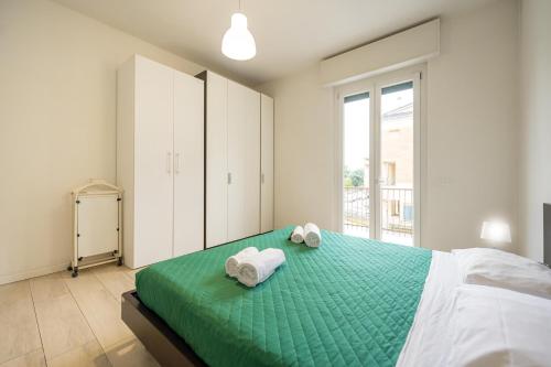 1 dormitorio con 1 cama con toallas en Roberto Flat - 10 minuti da Fiera di Verona, en Verona