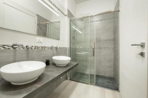 y baño con lavabo y ducha. en Roberto Flat - 10 minuti da Fiera di Verona, en Verona