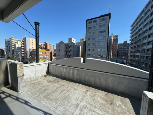 Blick auf die Skyline der Stadt vom Dach eines Gebäudes in der Unterkunft Untapped Hostel in Sapporo