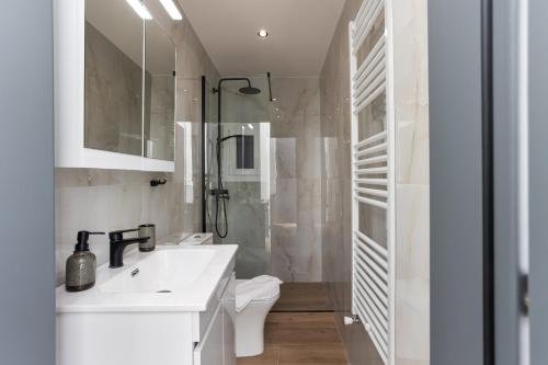 Central Modern Apartment 2