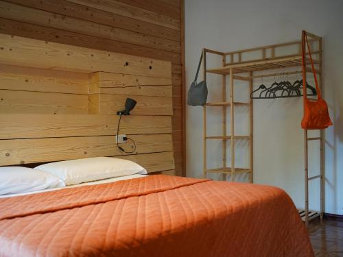 ein Schlafzimmer mit einem Bett und einer Holzwand in der Unterkunft B&B Porto Del Bivio in Duino