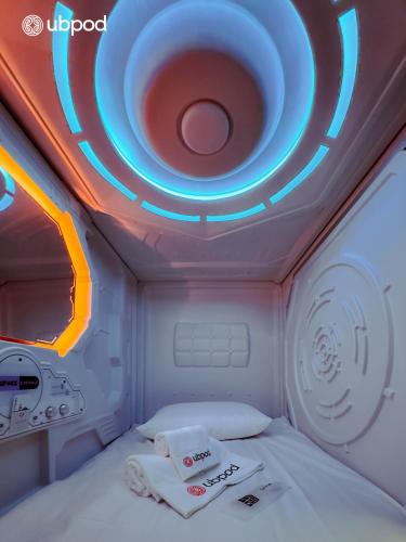 Postel nebo postele na pokoji v ubytování UBPOD- The First Capsule Hotel in Mongolia