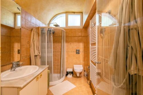 een badkamer met een douche, een wastafel en een toilet bij Havre de Paix in Tunis