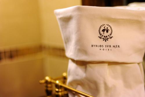 Una toalla con la insignia del nuevo logo norte de la estrella Synes en Byblos Sur Mer, en Biblos