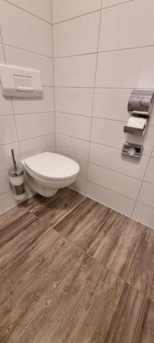 a bathroom with a toilet in the corner of a room at City Centre Unterkunft in Itzehoe