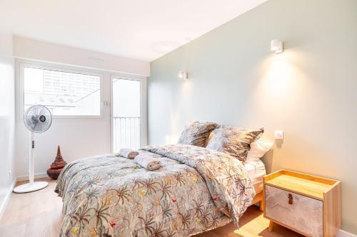 une chambre avec un lit et une fenêtre dans l'établissement GuestReady - Apt avec Balcon à la Place d'Italie, à Paris