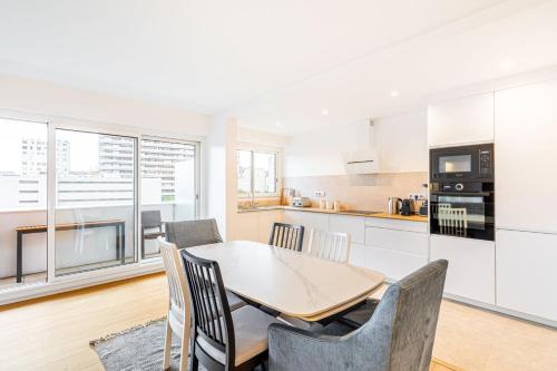 - une cuisine avec une table à manger et des chaises dans l'établissement GuestReady - Apt avec Balcon à la Place d'Italie, à Paris