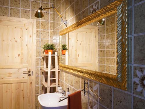 ein Badezimmer mit einem Spiegel und einem Waschbecken in der Unterkunft B&B Porto Del Bivio in Duino