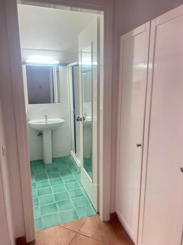 W łazience znajduje się umywalka, prysznic i toaleta. w obiekcie Boutique Hotel Tilos Mare w mieście Livadia