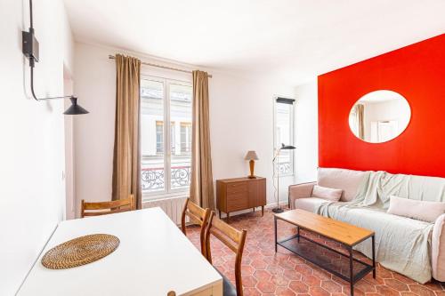 un salon avec un canapé et une table dans l'établissement GuestReady - Charming stay near Belleville, à Paris