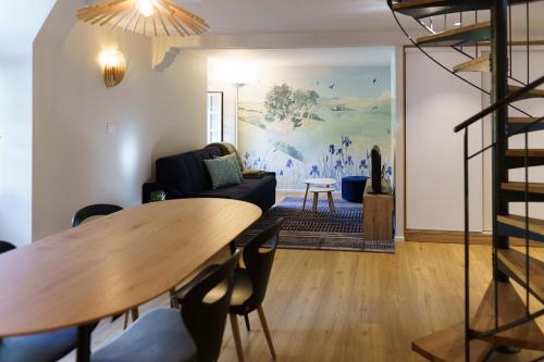 a living room with a table and a couch at La Chaumière Roz-Aven in Pont-Aven