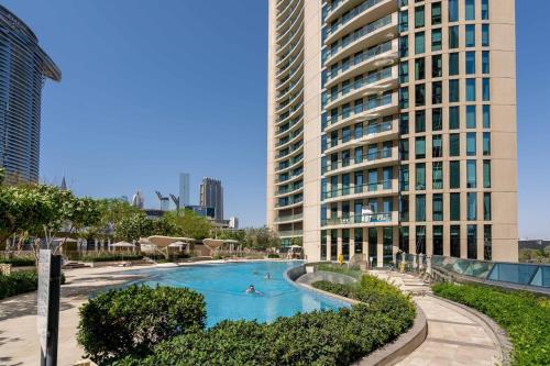 Bazén v ubytování GuestReady - Glowing Retreat near Burj Khalifa nebo v jeho okolí