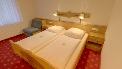 Giường trong phòng chung tại Hotel Garni Stadt Friedberg