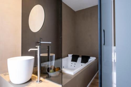 Ένα μπάνιο στο Amorgiù Luxury Suites