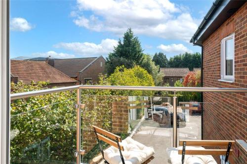 Gallery image of 2 Bedroom 2 Bathrooms Parking Electric Charger Juliet Balcony Close to Reigate Station Centre - 2230 in Reigate