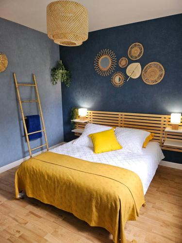 Ένα ή περισσότερα κρεβάτια σε δωμάτιο στο Chambre chez particulier avec petit déjeuner, piscine, pool house