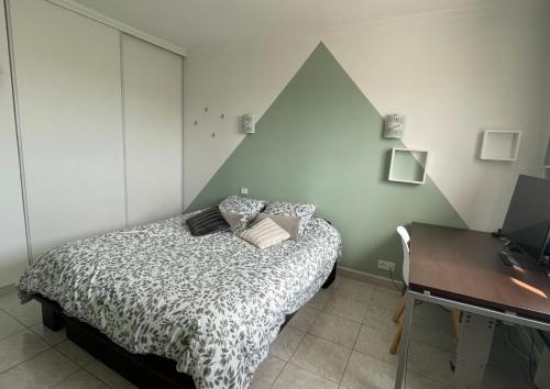 Llit o llits en una habitació de VILLA FLAVIE- luxueuse - Confort Jardin Barcecue 10min PLAGE- FAMILLE-PISCINE-TOP PROS SERVICES Conciergerie