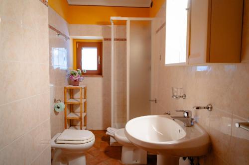 a bathroom with a white sink and a toilet at L'Antico Gabbiano B&B in San Casciano in Val di Pesa