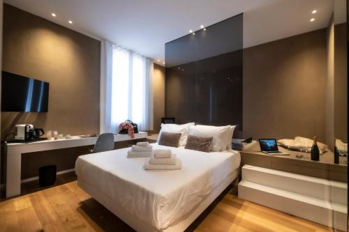 Ένα ή περισσότερα κρεβάτια σε δωμάτιο στο Amorgiù Luxury Suites