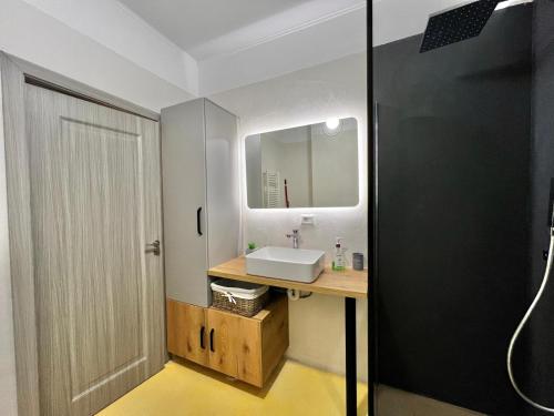a bathroom with a sink and a mirror at ApartHotel Resort Sud B in Mamaia Sat/Năvodari