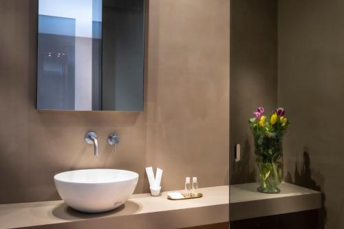 Ένα μπάνιο στο Amorgiù Luxury Suites