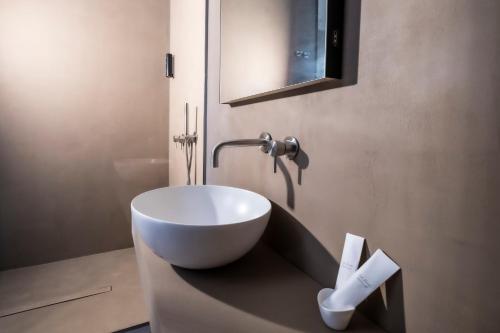 Ένα μπάνιο στο Amorgiù Luxury Suites