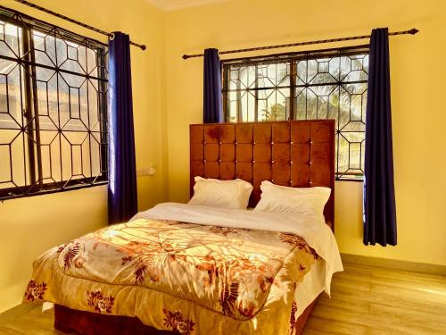Un pat sau paturi într-o cameră la Beautiful Family & Friendly House in Kinyerezi