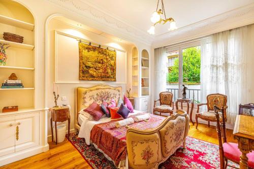 sypialnia z łóżkiem i krzesłami w pokoju w obiekcie GuestReady - Majestic Hideaway near Paris w mieście Neuilly-sur-Seine