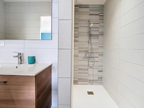 een badkamer met een wastafel en een douche bij Au Vent des Collines in Les Épesses