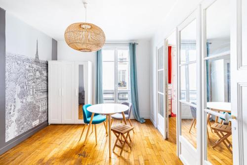 une pièce avec une table, des chaises et une fenêtre dans l'établissement GuestReady - Subway style in classy Auteuil, à Paris