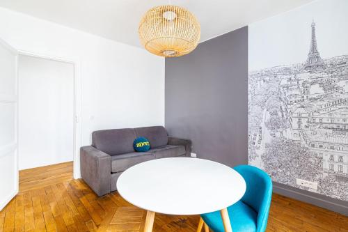 un salon avec une table et un canapé dans l'établissement GuestReady - Subway style in classy Auteuil, à Paris