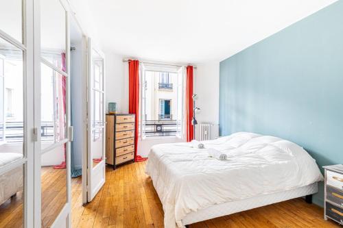 une chambre avec un lit blanc et une fenêtre dans l'établissement GuestReady - Subway style in classy Auteuil, à Paris