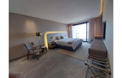Postel nebo postele na pokoji v ubytování Serviced apartment, North coast