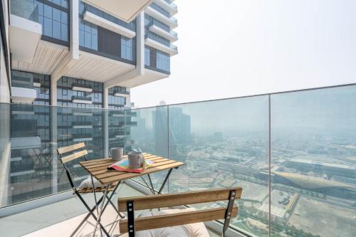 a balcony with a table and chairs on a building at GuestReady - Exuberance and refinement in Dubai