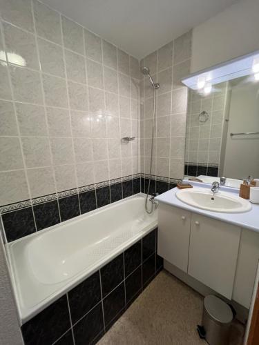 Ένα μπάνιο στο Appartement 4 à 6pers Valmeinier Résidence 4 étoiles - Piscine