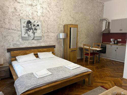 1 dormitorio con 1 cama con 2 toallas en Mira Center Residence en Braşov