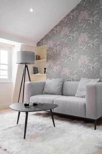 un salon avec un canapé et une table dans l'établissement 5#Two Bedrooms#Champs Elysées#Arc de Triomphe#AC, à Paris