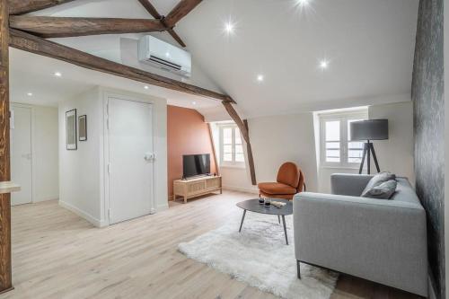 un salon avec un canapé, une table et une télévision dans l'établissement 5#Two Bedrooms#Champs Elysées#Arc de Triomphe#AC, à Paris