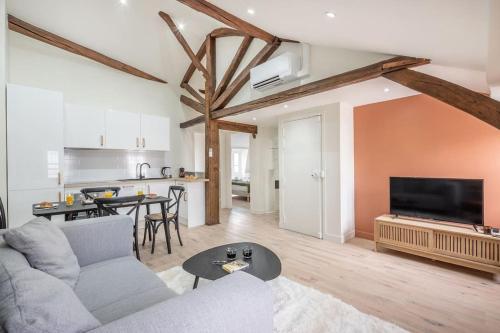 un salon avec un canapé et une table dans l'établissement 5#Two Bedrooms#Champs Elysées#Arc de Triomphe#AC, à Paris