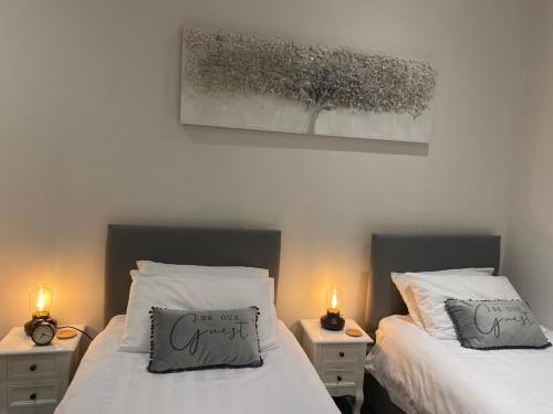 Säng eller sängar i ett rum på Flat 2 ,559 Wimborne Road