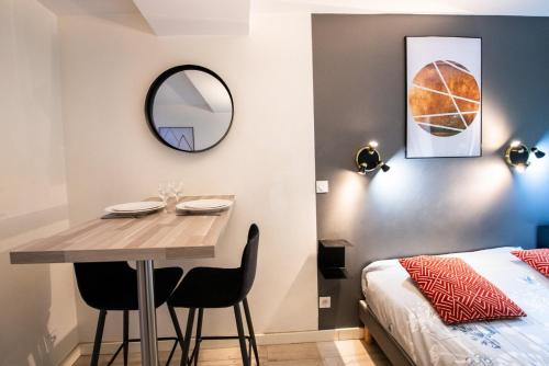 une salle à manger avec une table et un lit dans l'établissement Central Part-Dieu - Appartement 2, à Lyon