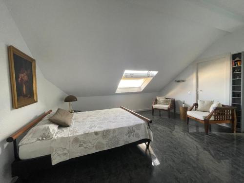 ein Schlafzimmer mit einem Bett und ein Wohnzimmer in der Unterkunft Palm Maresme - Suite with bathroom and living-room and terrasse with ocean views in a private villa in Vilassar de Dalt